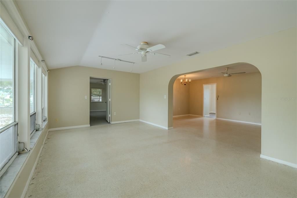 Active With Contract: $224,500 (2 beds, 2 baths, 1402 Square Feet)