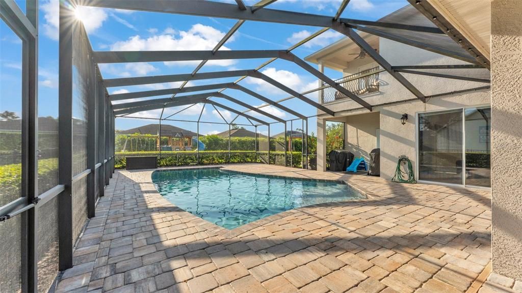 合同活跃: $835,000 (5 贝兹, 4 浴室, 3333 平方英尺)