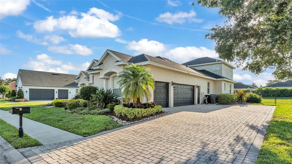 合同活跃: $835,000 (5 贝兹, 4 浴室, 3333 平方英尺)