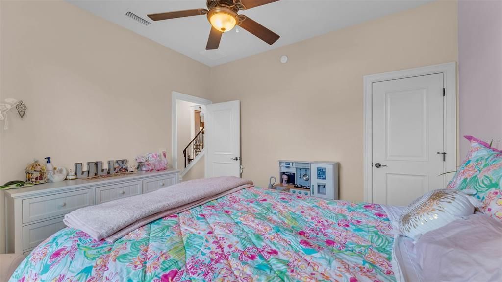 合同活跃: $835,000 (5 贝兹, 4 浴室, 3333 平方英尺)