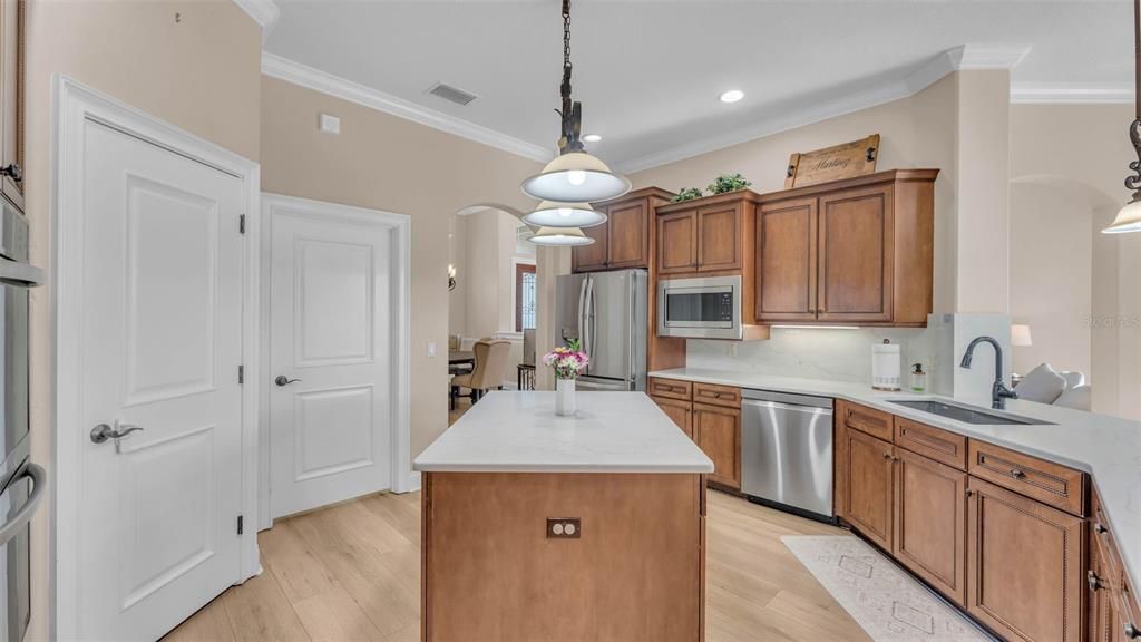 合同活跃: $835,000 (5 贝兹, 4 浴室, 3333 平方英尺)