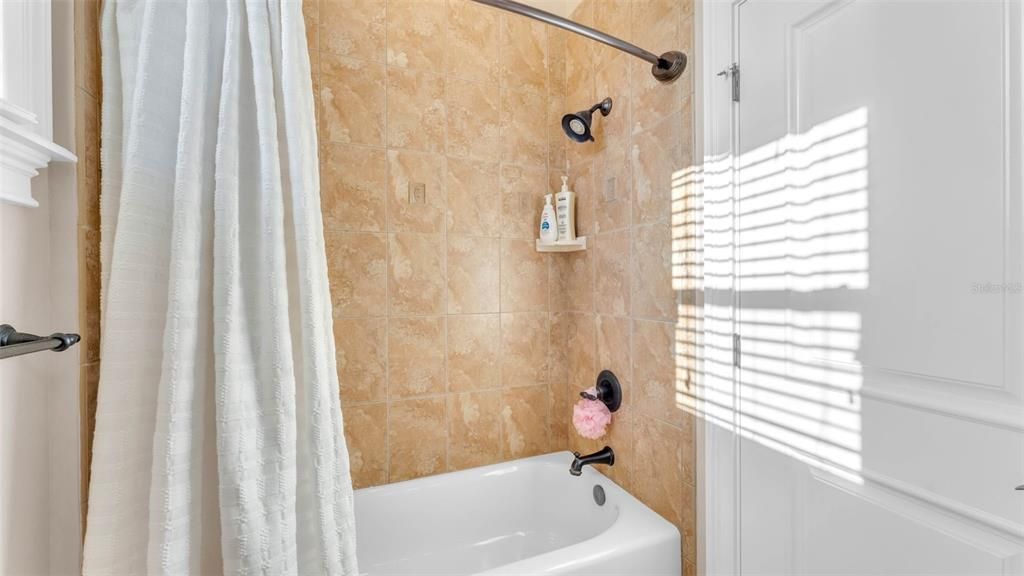 合同活跃: $835,000 (5 贝兹, 4 浴室, 3333 平方英尺)