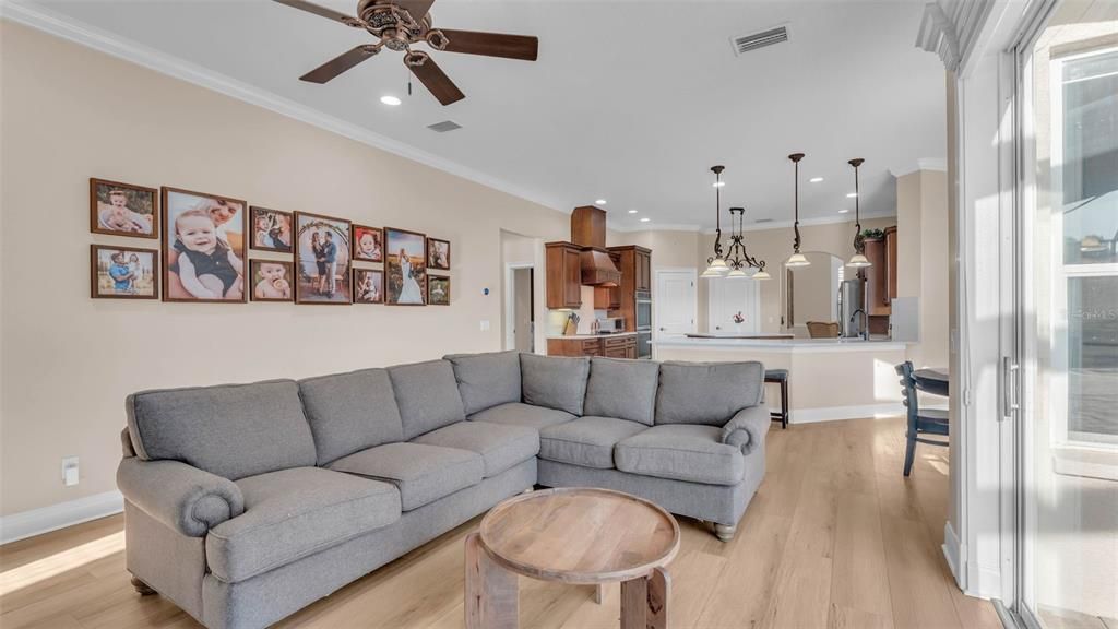 合同活跃: $835,000 (5 贝兹, 4 浴室, 3333 平方英尺)