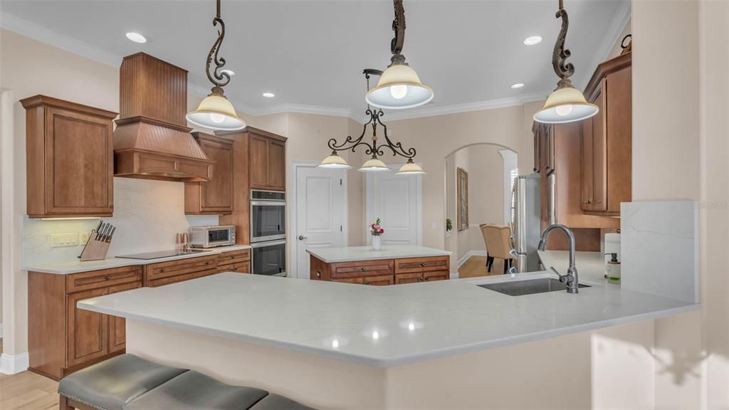 合同活跃: $835,000 (5 贝兹, 4 浴室, 3333 平方英尺)