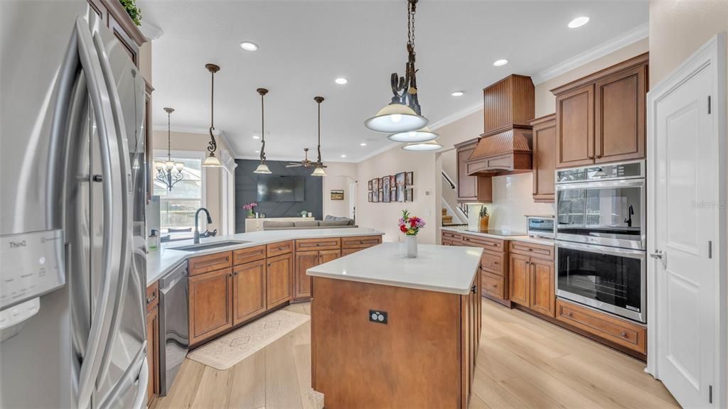 合同活跃: $835,000 (5 贝兹, 4 浴室, 3333 平方英尺)