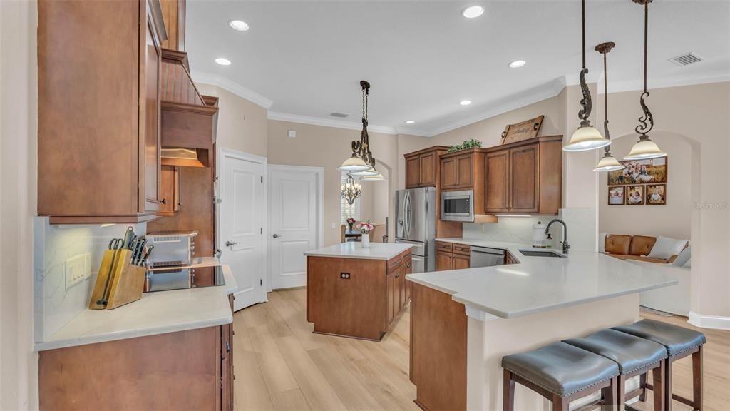 合同活跃: $835,000 (5 贝兹, 4 浴室, 3333 平方英尺)