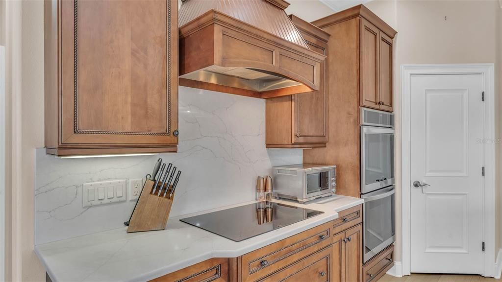 合同活跃: $835,000 (5 贝兹, 4 浴室, 3333 平方英尺)