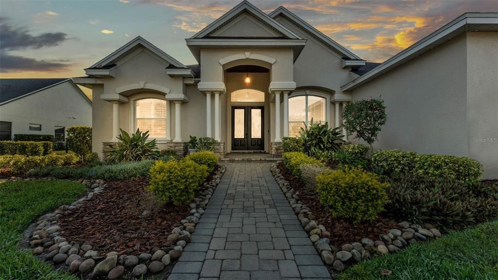 合同活跃: $835,000 (5 贝兹, 4 浴室, 3333 平方英尺)