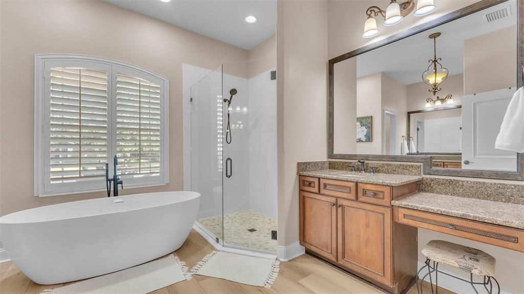 合同活跃: $835,000 (5 贝兹, 4 浴室, 3333 平方英尺)