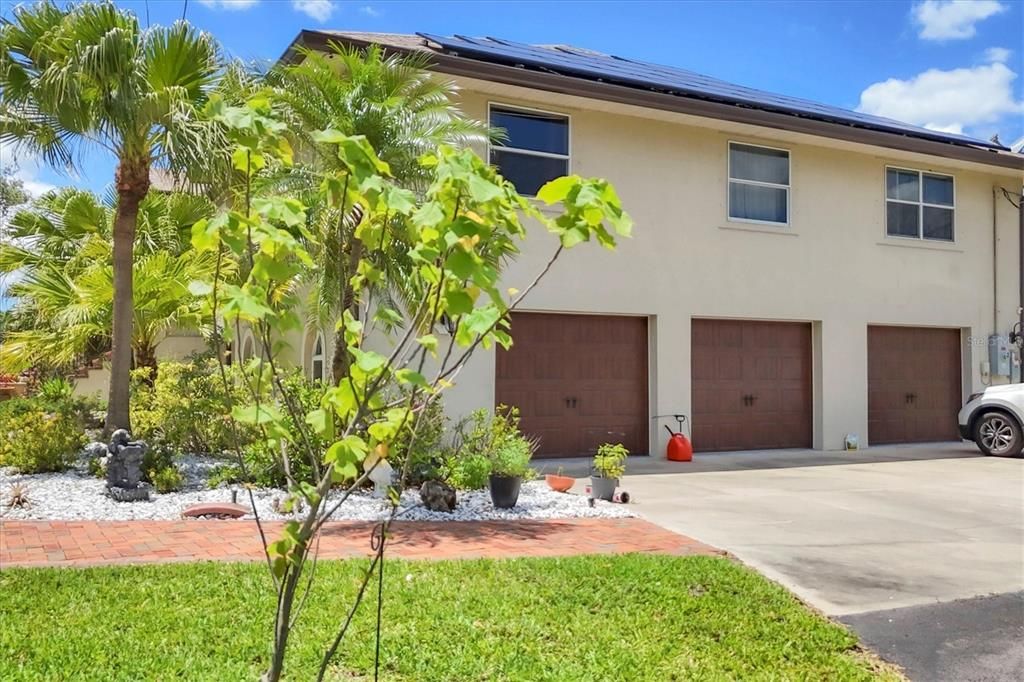 For Sale: $934,900 (4 beds, 3 baths, 5074 Square Feet)