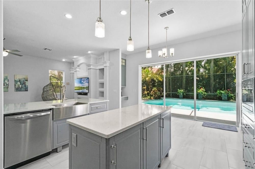 出租: $7,000 (6 贝兹, 5 浴室, 3485 平方英尺)