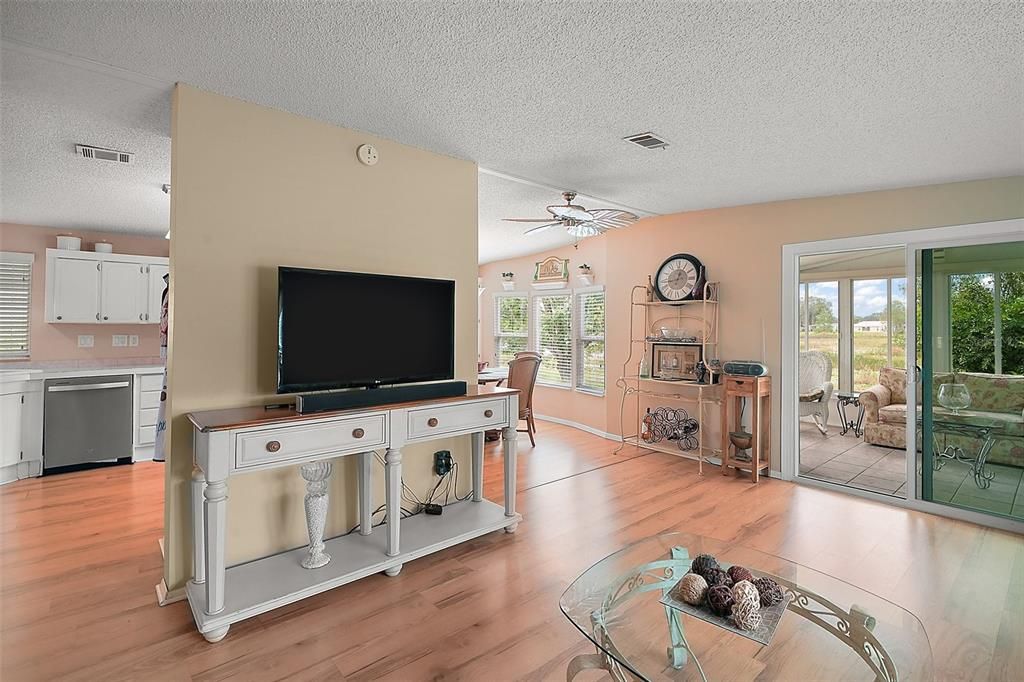 Active With Contract: $159,900 (2 beds, 2 baths, 1144 Square Feet)