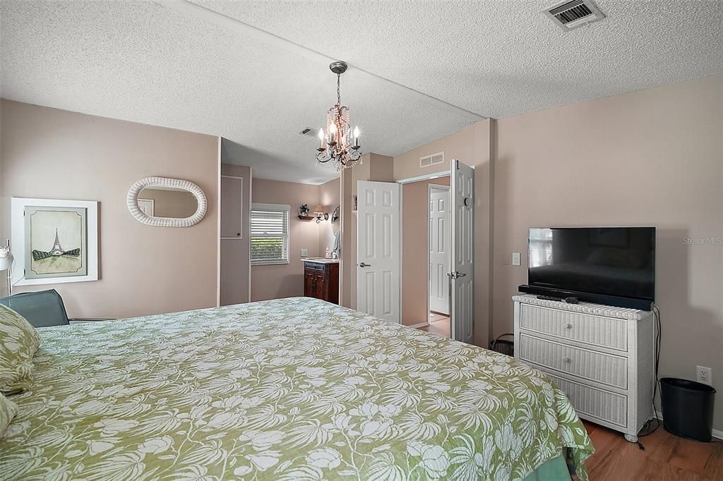 Active With Contract: $159,900 (2 beds, 2 baths, 1144 Square Feet)