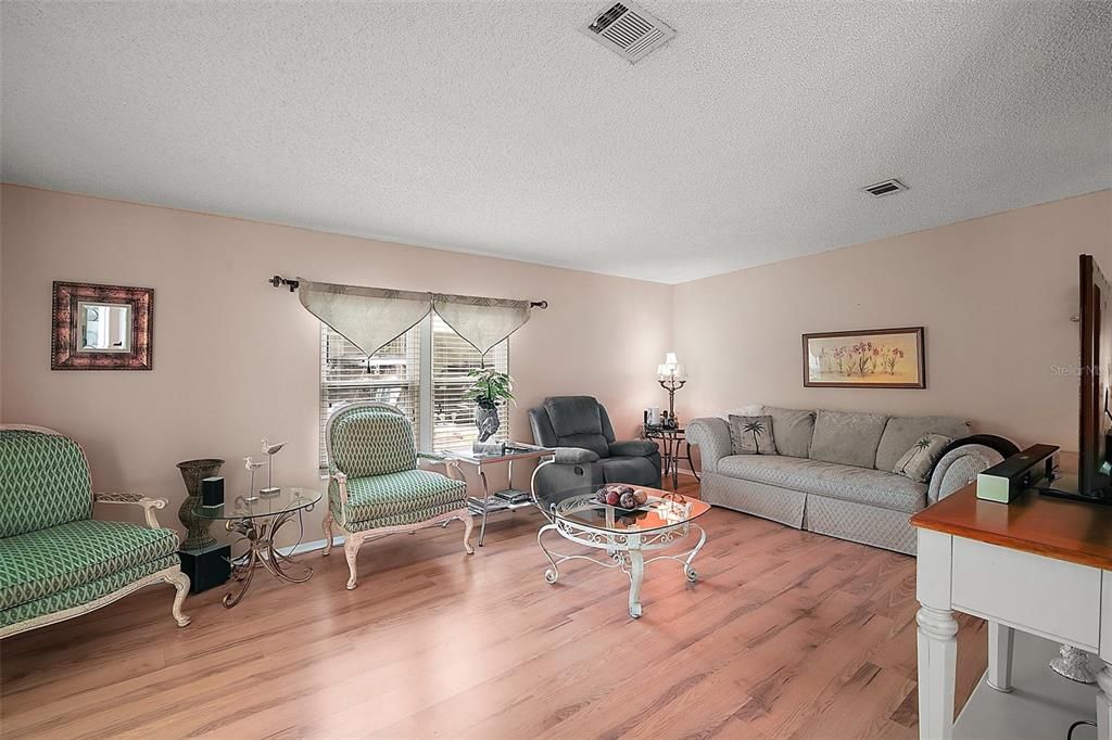 Active With Contract: $159,900 (2 beds, 2 baths, 1144 Square Feet)