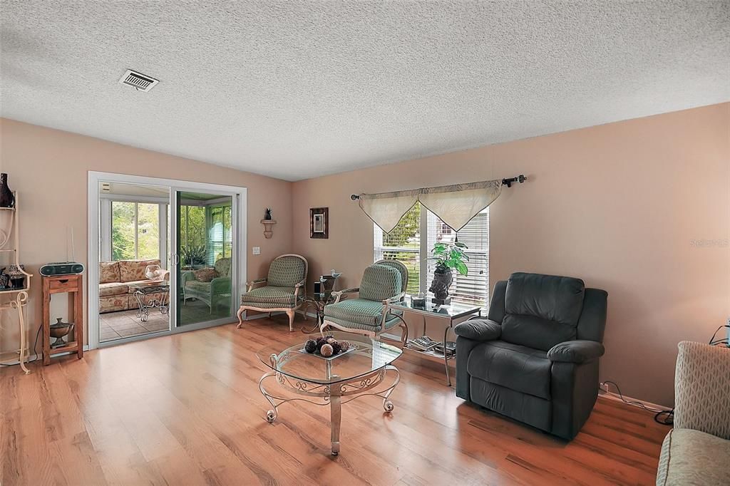 Active With Contract: $159,900 (2 beds, 2 baths, 1144 Square Feet)