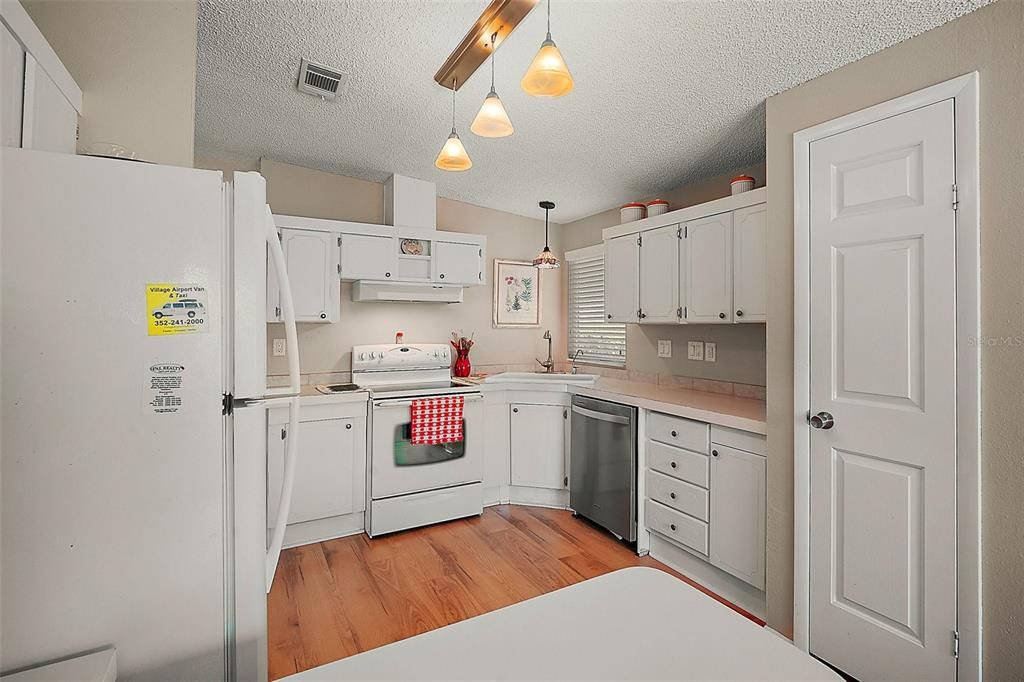 Active With Contract: $159,900 (2 beds, 2 baths, 1144 Square Feet)