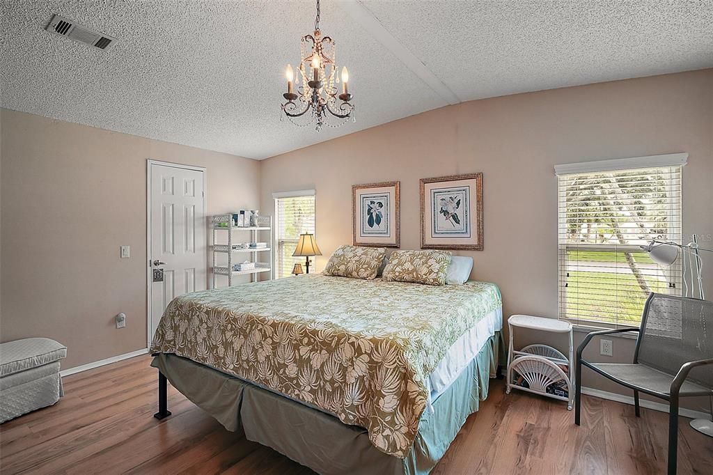 Active With Contract: $159,900 (2 beds, 2 baths, 1144 Square Feet)