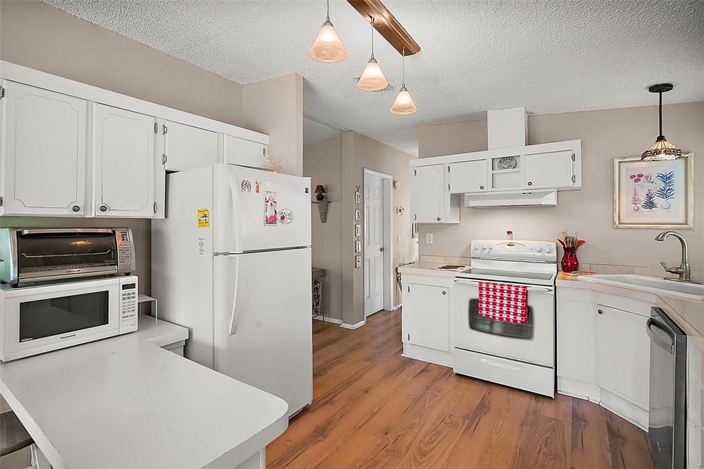 Active With Contract: $159,900 (2 beds, 2 baths, 1144 Square Feet)