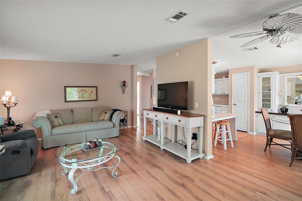 Active With Contract: $159,900 (2 beds, 2 baths, 1144 Square Feet)