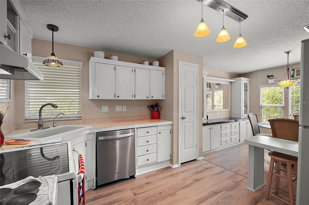 Active With Contract: $159,900 (2 beds, 2 baths, 1144 Square Feet)