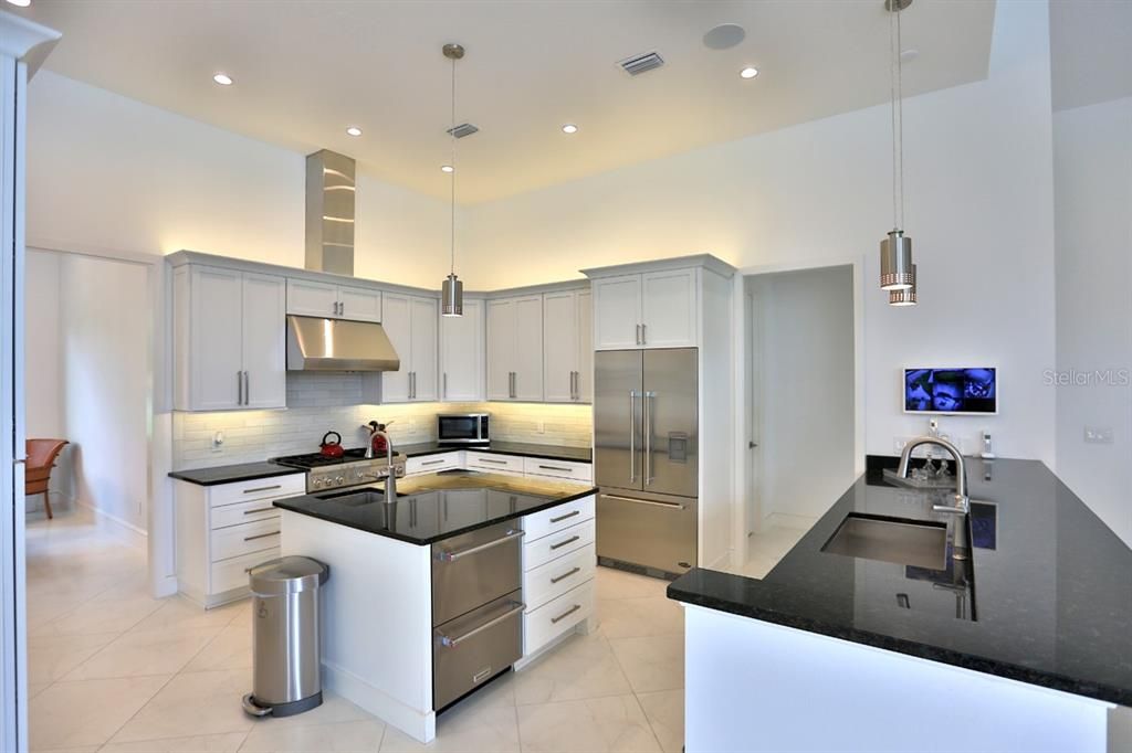 For Sale: $3,425,000 (4 beds, 5 baths, 5037 Square Feet)