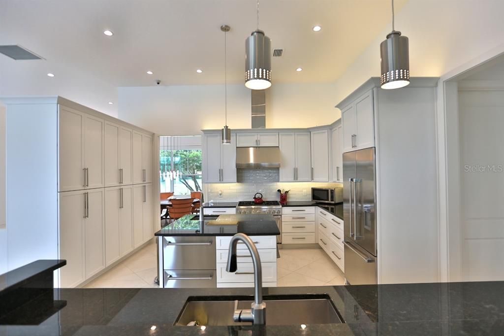 For Sale: $3,425,000 (4 beds, 5 baths, 5037 Square Feet)