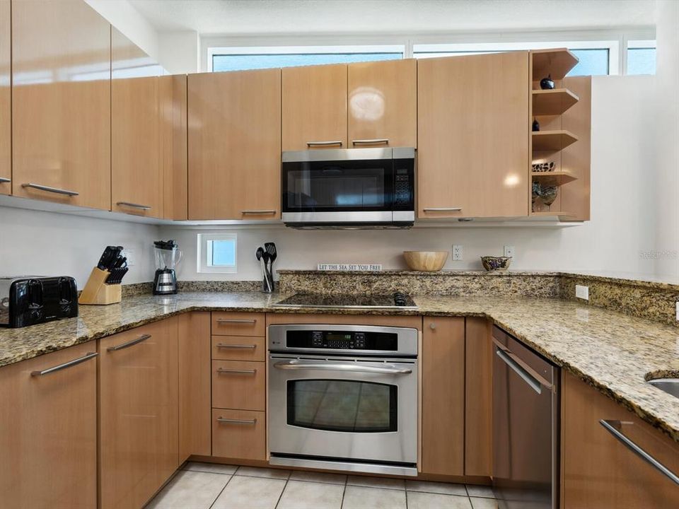 For Sale: $2,190,000 (3 beds, 2 baths, 1763 Square Feet)