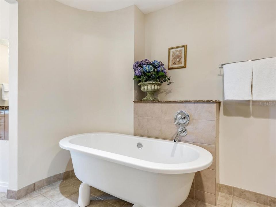 For Sale: $2,190,000 (3 beds, 2 baths, 1763 Square Feet)