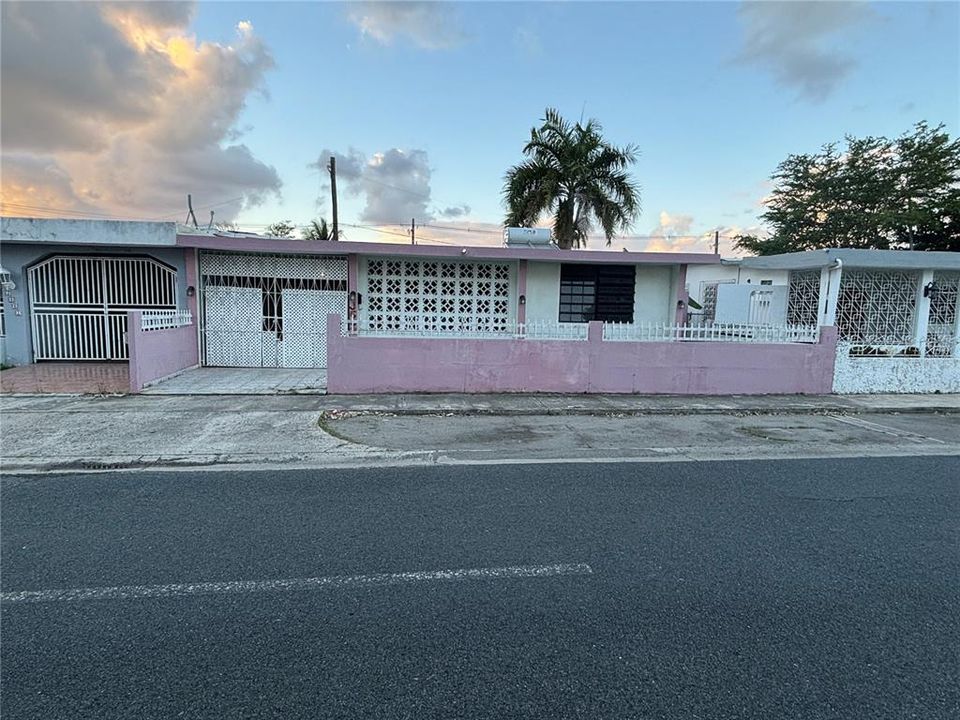 合同活跃: $175,000 (3 贝兹, 1 浴室, 3228 平方英尺)