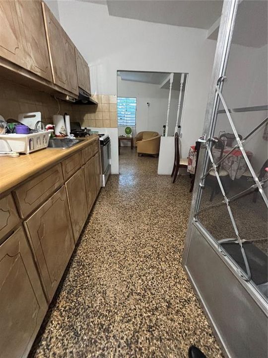 合同活跃: $175,000 (3 贝兹, 1 浴室, 3228 平方英尺)