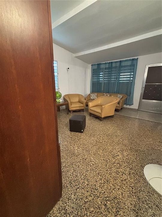 合同活跃: $175,000 (3 贝兹, 1 浴室, 3228 平方英尺)