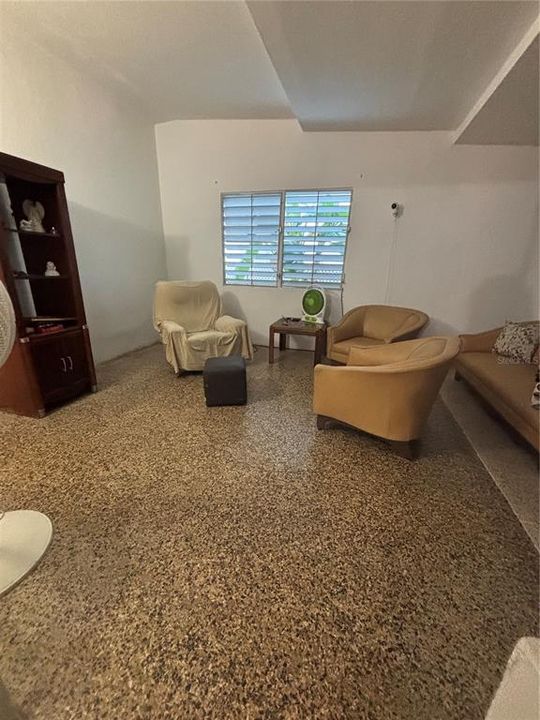 合同活跃: $175,000 (3 贝兹, 1 浴室, 3228 平方英尺)