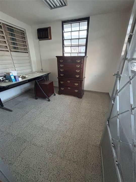 合同活跃: $175,000 (3 贝兹, 1 浴室, 3228 平方英尺)