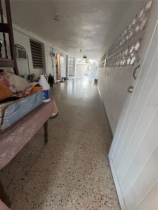 合同活跃: $175,000 (3 贝兹, 1 浴室, 3228 平方英尺)