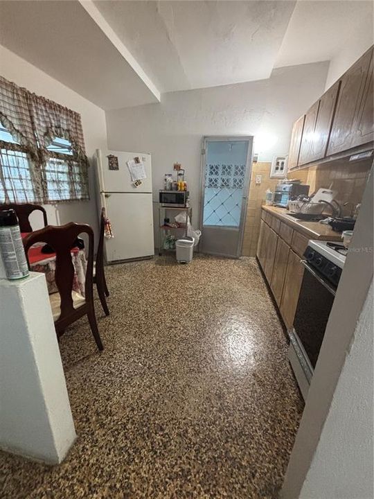 合同活跃: $175,000 (3 贝兹, 1 浴室, 3228 平方英尺)