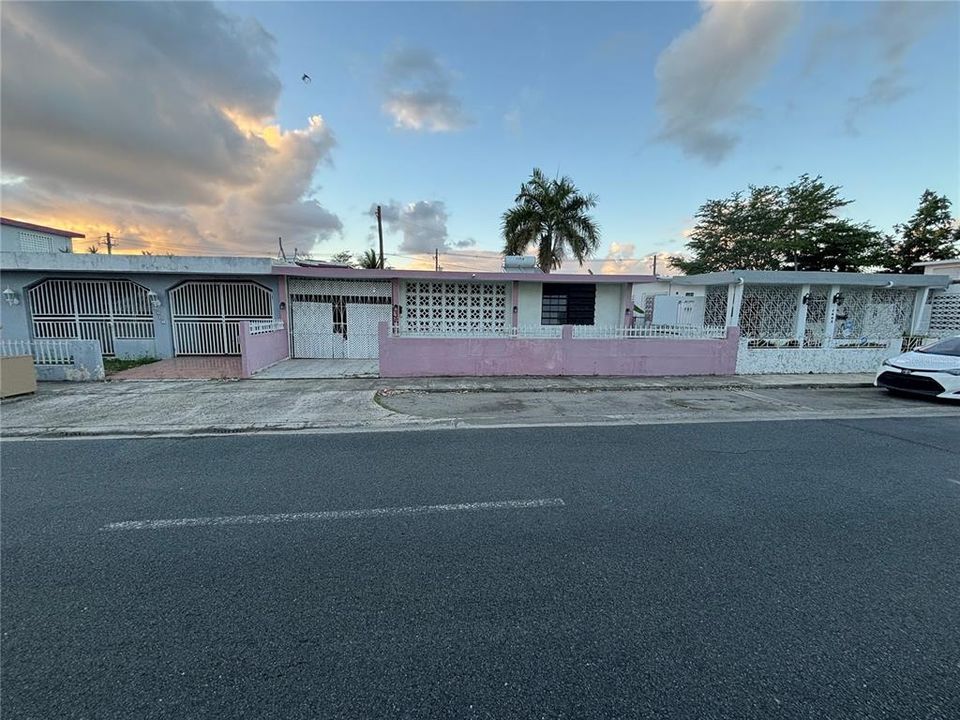 合同活跃: $175,000 (3 贝兹, 1 浴室, 3228 平方英尺)