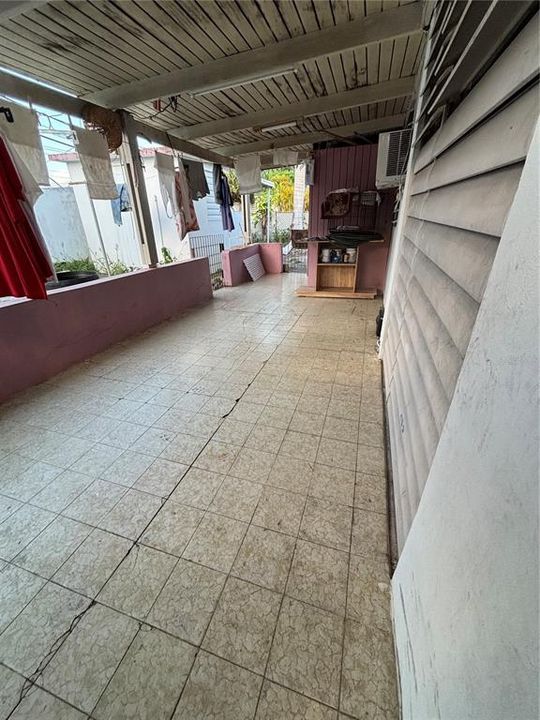 合同活跃: $175,000 (3 贝兹, 1 浴室, 3228 平方英尺)