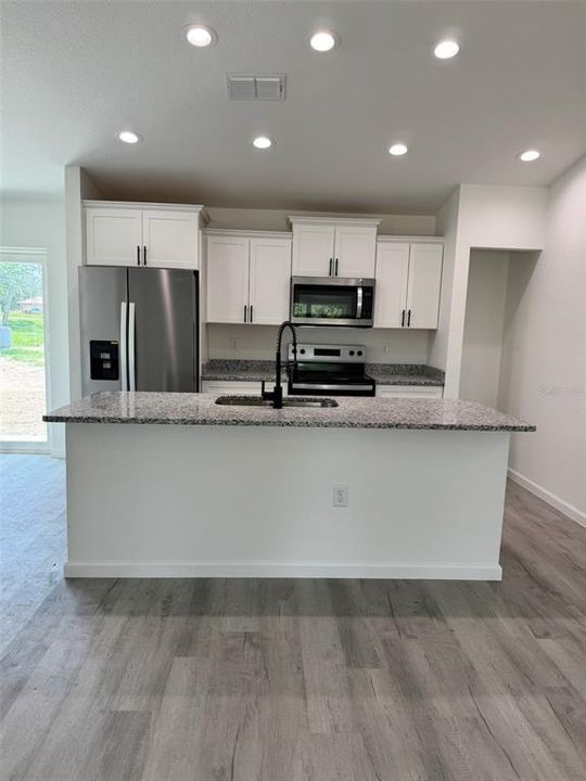 合同活跃: $237,000 (3 贝兹, 2 浴室, 1173 平方英尺)