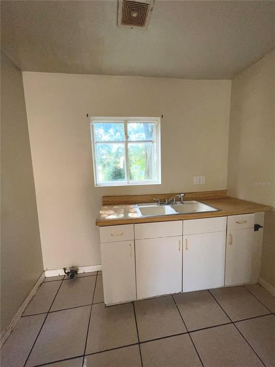 Active With Contract: $147,000 (2 beds, 1 baths, 832 Square Feet)