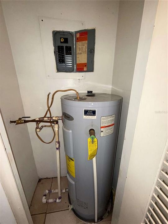 Active With Contract: $147,000 (2 beds, 1 baths, 832 Square Feet)