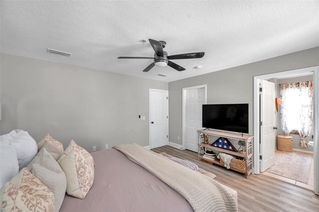 For Sale: $359,000 (3 beds, 3 baths, 1793 Square Feet)