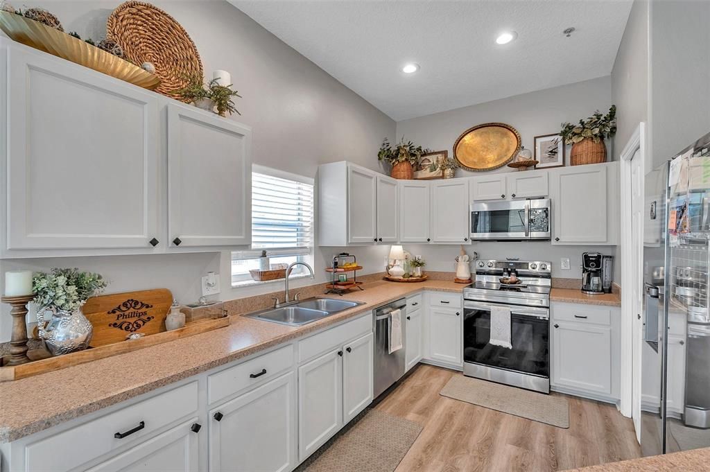 For Sale: $359,000 (3 beds, 3 baths, 1793 Square Feet)