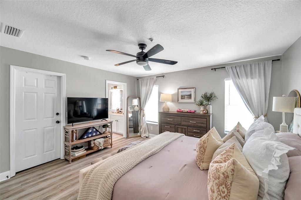 For Sale: $359,000 (3 beds, 3 baths, 1793 Square Feet)