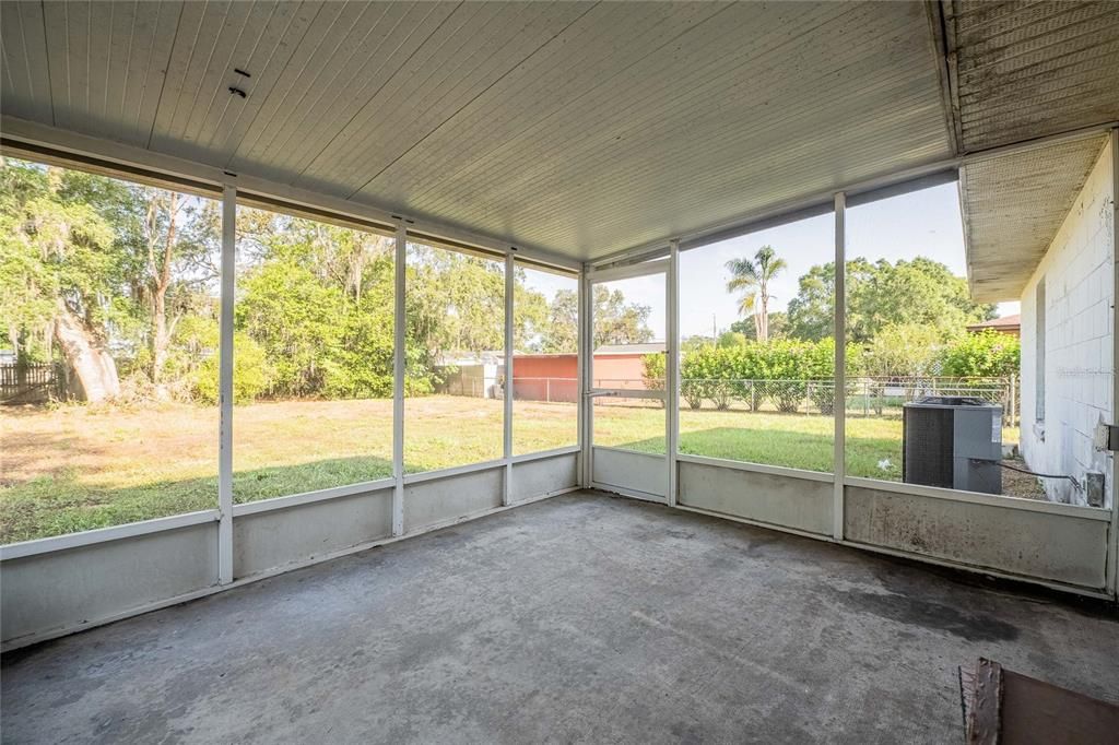 合同活跃: $219,900 (3 贝兹, 1 浴室, 1242 平方英尺)