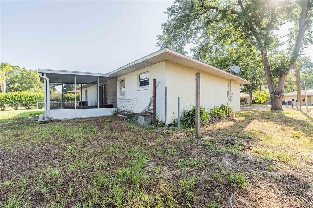 合同活跃: $219,900 (3 贝兹, 1 浴室, 1242 平方英尺)