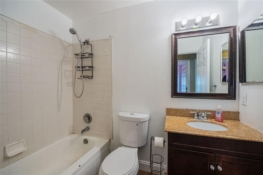 合同活跃: $219,900 (3 贝兹, 1 浴室, 1242 平方英尺)