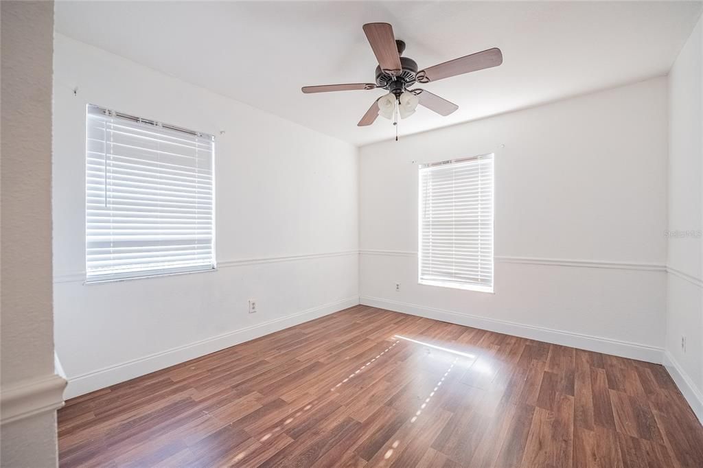 合同活跃: $219,900 (3 贝兹, 1 浴室, 1242 平方英尺)