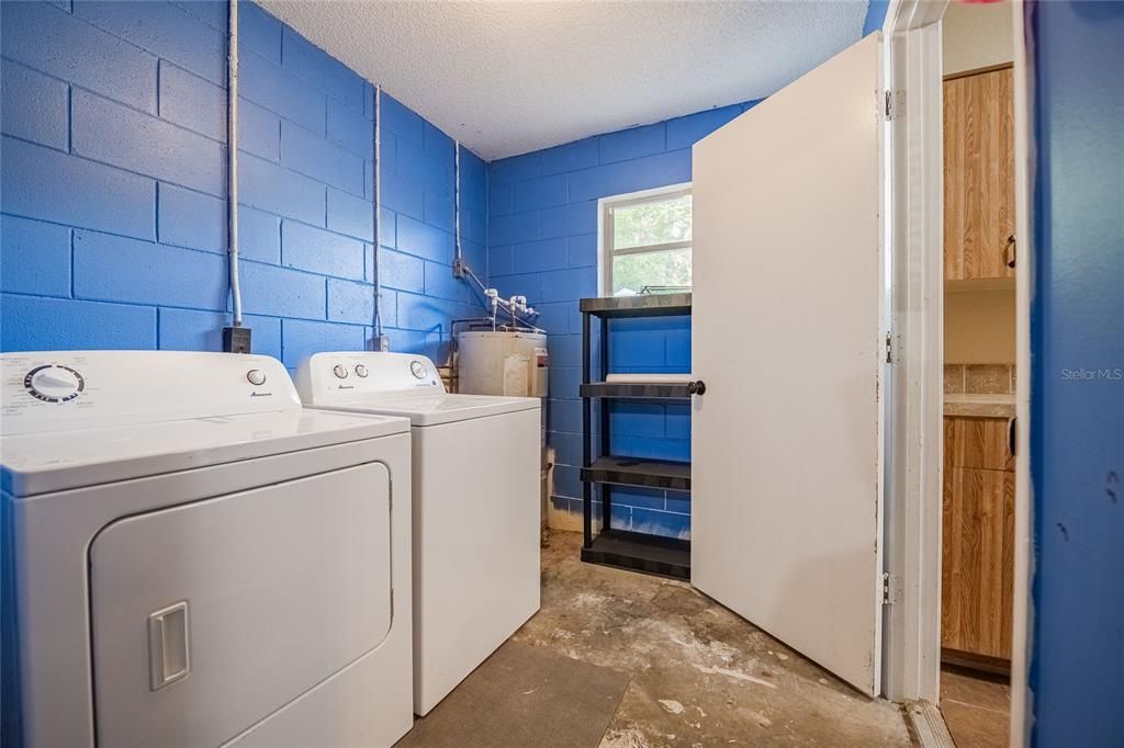 合同活跃: $219,900 (3 贝兹, 1 浴室, 1242 平方英尺)