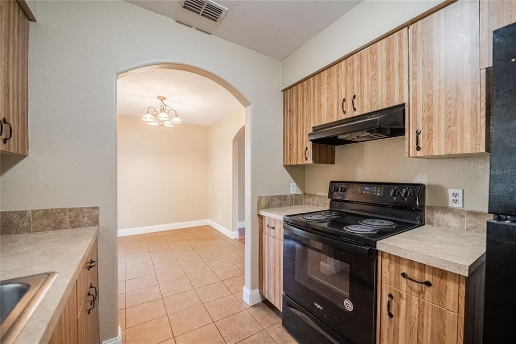 合同活跃: $219,900 (3 贝兹, 1 浴室, 1242 平方英尺)