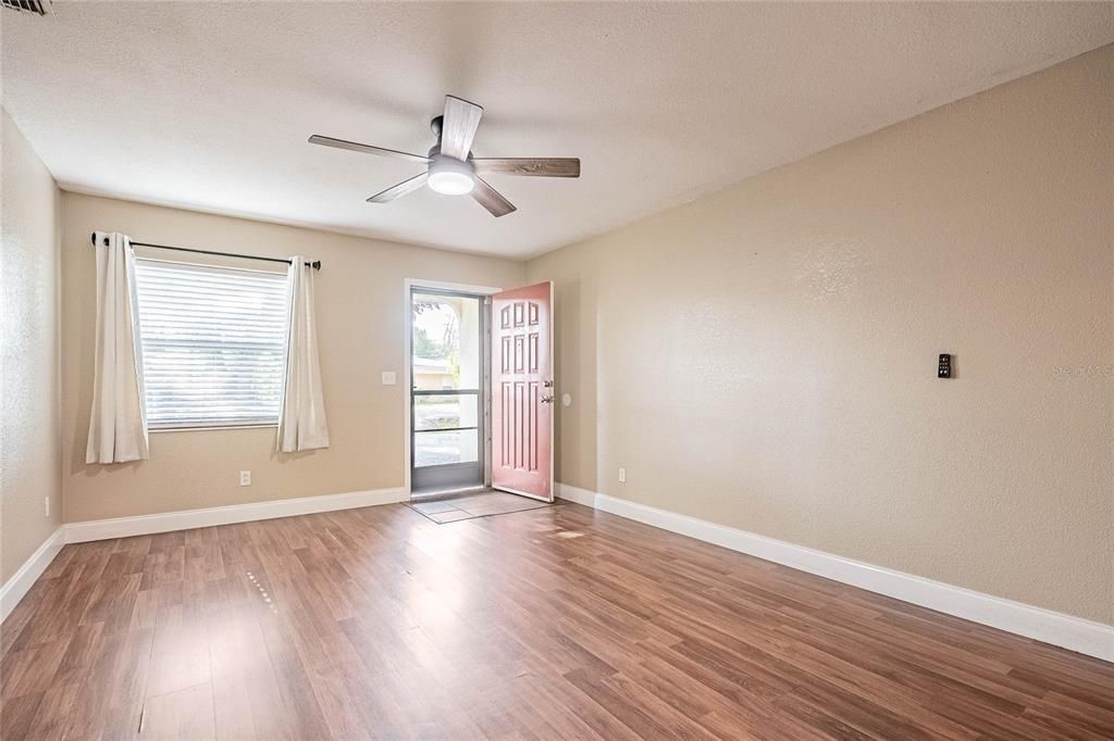 合同活跃: $219,900 (3 贝兹, 1 浴室, 1242 平方英尺)